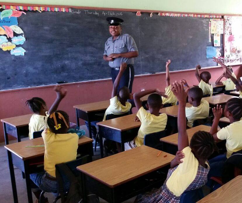 police-officer-interacts-with-students_011017